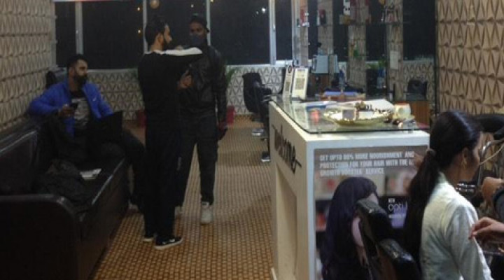 large-superlative salon